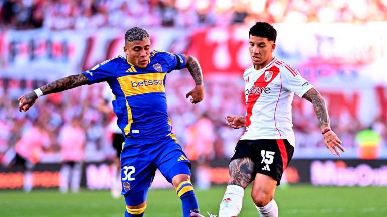 Boca Juniors’ Ayrton Costa granted special U.S. visa after initial denial tied to past conviction; set to face Benfica on Monday.REUTERS