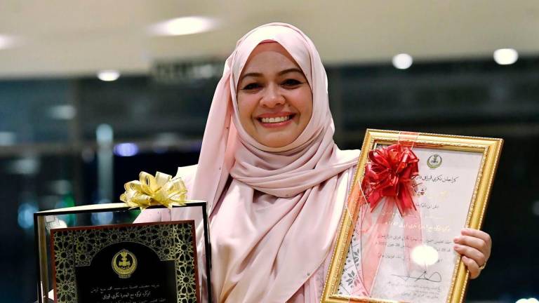 Tokoh Maal Hijrah 1447H Personaliti agama Sharifah Khasif Fadzillah Syed Badiuzzaman bergambar bersama Anugerah yang diterima selepas Majlis Sambutan Maal Hijrah 1447H Peringkat Negeri Perak di Dewan Convention Casuarina, Meru hari ini - BERNAMA