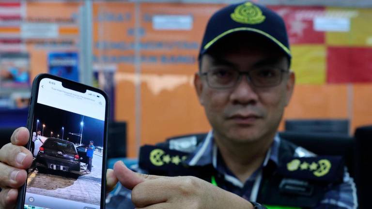Pengarah Jabatan Pengangkutan Jalan (JPJ) Selangor Azrin Borhan menunjukkan kenderaan yang digunakan suspek ketika sidang media sempena Op Khas Ulat JPJ di Lapangan Terbang Antarabangsa Kuala Lumpur (Terminal 2) di Jabatan Pengangkutan Jalan (JPJ) Cawangan Bangi hari ini -fotoBERNAMA