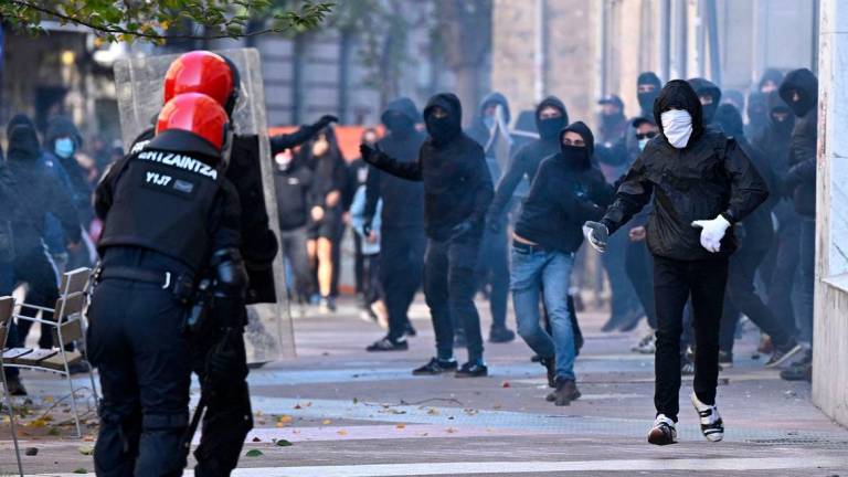 Basque police officers clash with anti-fascist counter-protesters during a rally called by far-right group Falange Espanola de las JONS for the unity of Spain and marking Spain’s National Day in Vitoria on October 12, 2025. (Photo by ANDER GILLENEA / AFP)
