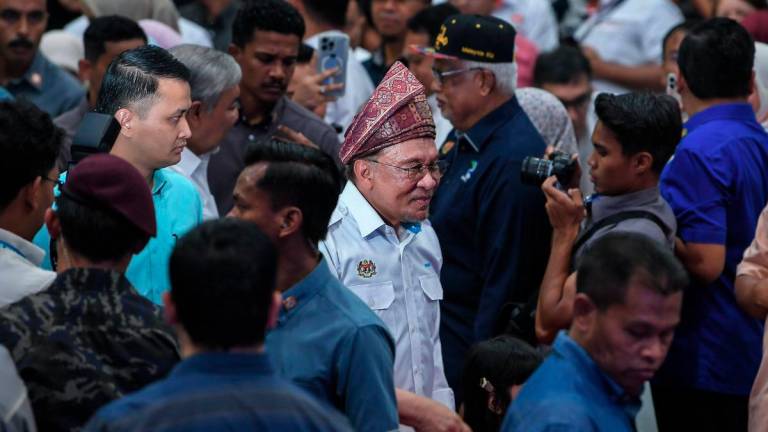 Perdana Menteri Datuk Seri Anwar Ibrahim hadir pada Majlis Perasmian Penutupan Program MADANI Rakyat (PMR) 2025 Kedah di Kompleks Sukan Majlis Daerah Baling semalam. - BERNAMA
