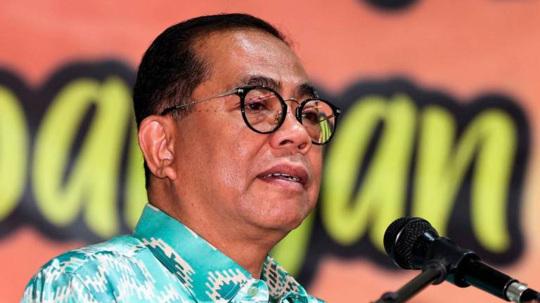 Menteri Pertahanan merangkap Ketua UMNO Bahagian Pasir Gudang, Datuk Seri Mohamed Khaled Nordin berucap pada Program Penyampaian Sumbangan Zakat Wakalah BHPetrol di Dewan Muafakat Taman Air Biru hari ini. - BERNAMA