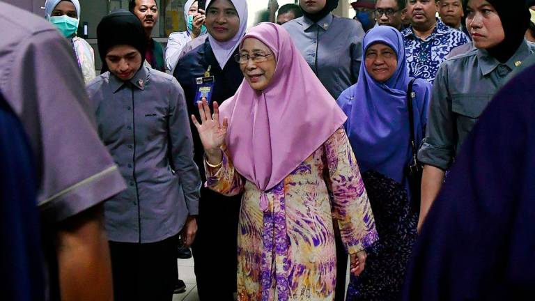 Isteri Perdana Menteri, Datuk Seri Dr Wan Azizah Wan Ismail, hari ini meluangkan masa menziarahi penuntut Universiti Pendidikan Sultan Idris (UPSI) yang terbabit dalam kemalangan di Gerik, di Hospital Taiping. fotoBERNAMA