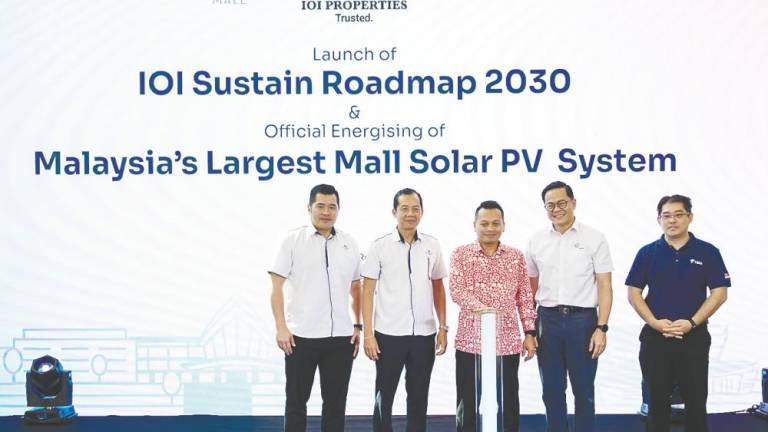 Nik Nazmi (centre) officiating the launch of IOI Sustain Roadmap 2030 and energising of Malaysia’s largest mall solar PV system with, from left, IOIPG COO (property investment) Chris Chong (left), IOIPG COO (property development) Teh Chin Guan, BM Greentech Bhd executive director Gan Chih Soon and Tera managing director Michael Leong,