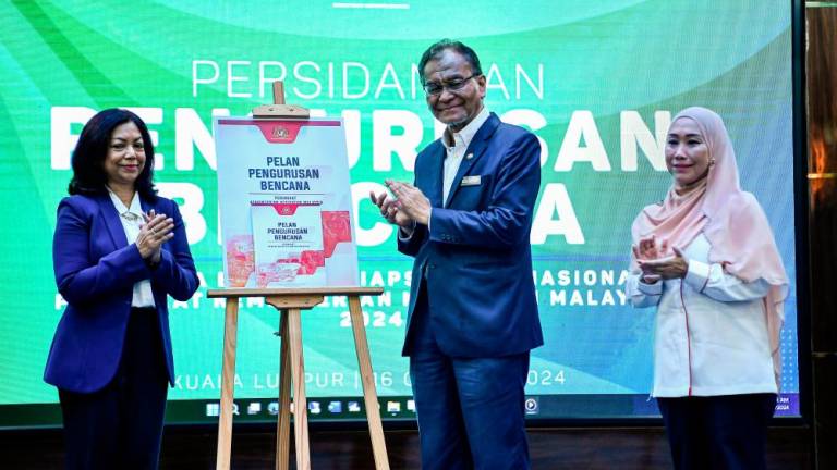 Menteri Kesihatan Datuk Seri Dr Dzulkefly Ahmad (tengah) ketika merasmikan Persidangan Pengurusan Bencana sempena Bulan Kesiapsiagaan Nasional peringkat Kementerian Kesihatan 2024 hari ini. -fotoBERNAMA