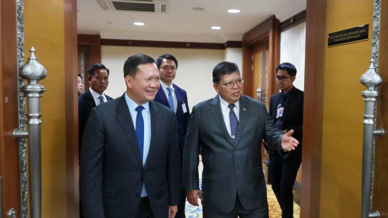 Cambodian PM pays courtesy call on Mutang, Johari at Parliament