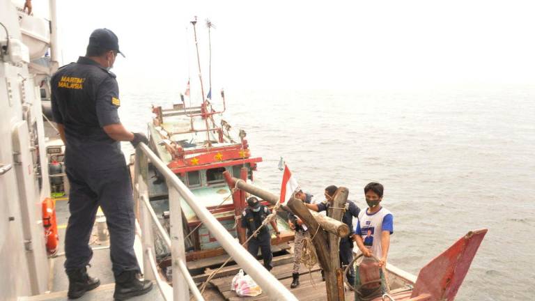Anggota Agensi Penguatkuasaan Maritim Malaysia Pulau Pinang (Maritim Malaysia)Â menahan sebuah bot nelayan warga Indonesia selepas menceroboh perairan negara di kedudukan 52 batu nautika barat daya Pulau Kendi, Pulau Pinang, Jumaat lalu - BERNAMA