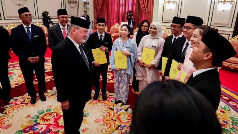 Yang di-Pertuan Agong, Sultan Ibrahim berkenan beramah mesra bersama penerima biasiswa pada pengurniaan biasiswa Yang di-Pertuan Agong di Istana Negara di sini hari ini. - fotoBERNAMA