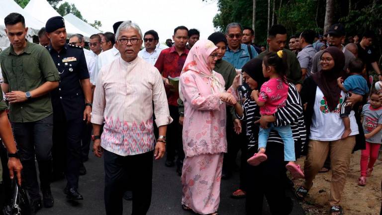 Sultan Pahang, Al-Sultan Abdullah Ri'ayatuddin Al-Mustafa Billah Shah bersama Tengku Ampuan Pahang, Tunku Azizah Aminah Maimunah Iskandariah berkenan berangkat meninjau jalan pintas di kampung Tenggoh Seberang, hari ini. - BERNAMA