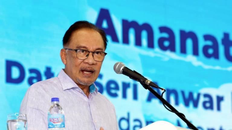 Perdana Menteri Datuk Seri Anwar Ibrahim menyampaikan amanat pada Majlis Penutup Program MADANI Rakyat 2024 (Zon Tengah) di Stadium Tertutup Kompleks Sukan Kuala Selangor hari ini. - fotoBERNAMA