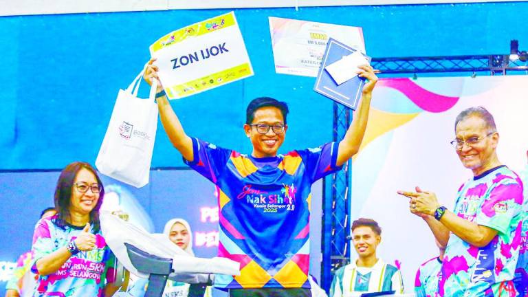 Dzulkefly striking a pose with Jom Nak Sihat Selangor Men’s Category winner Abdul Rahman Shuib at the closing ceremony. – Adam Amir Hamzah/theSun