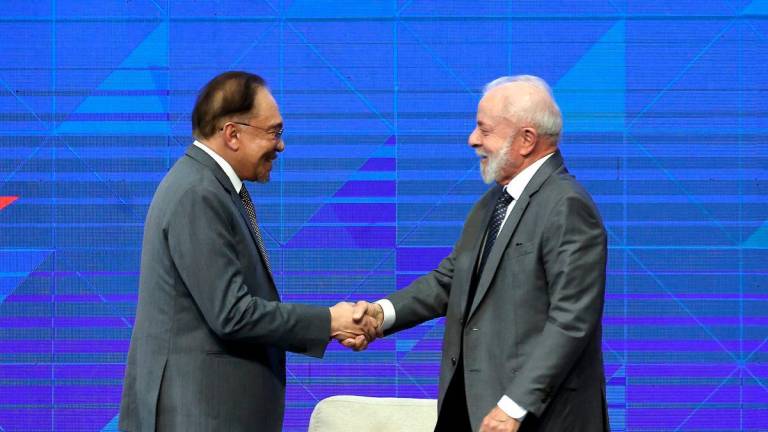 Perdana Menteri Datuk Seri Anwar Ibrahim (kiri) bersama Presiden Brazil Luiz Inácio Lula da Silva pada BRICS Business Forum bertemakan ‘Bridging Continents, Building Future: A Shared Agenda for Sustainable Progress’ sempena Sidang Kemuncak Pemimpin BRICS ke-17 di sini, semalam - BERNAMA