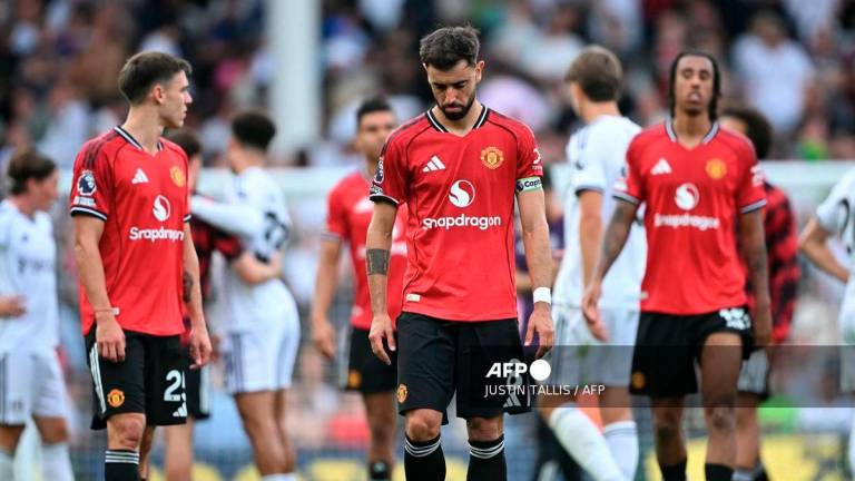 Manchester United's Uruguayan midfielder #25 Manuel Ugarte (L), Manchester United's Portuguese midfielder #08 Bruno Fernandes (C) and Manchester United's French defender #15 Leny Yoro react following the English Premier League football match between Fulham and Manchester United at Craven Cottage in London on August 24, 2025. The - AFP