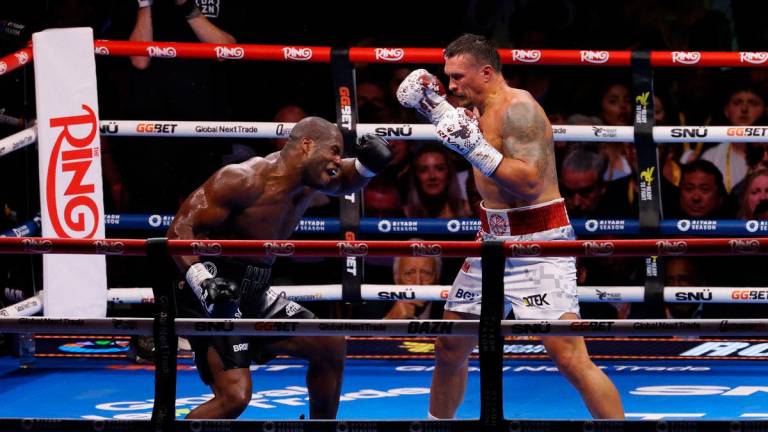 Oleksandr Usyk knocks down Daniel Dubois and wins the fight Action Images via REUTERS
