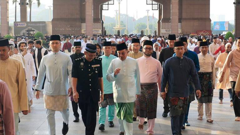 Perdana Menteri Datuk Seri Anwar Ibrahim hadir ke Masjid Putra hari ini untuk menunaikan solat sunat Aidiladha bersama kira-kira hampir 15,000 jemaah. fotoBERNAMA