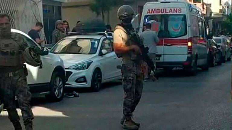 This handout photograph taken and released on September 8, 2025 by Turkish news agency DHA (Demiroren News Agency) shows Turkish special force police officers standing guard in the street in Izmir after an attack on a police station. AFP PHOTO / DHA (Demiroren News Agency)