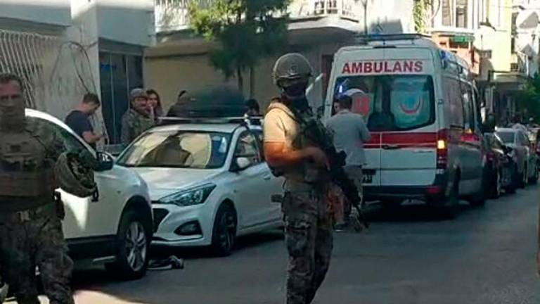 This handout photograph taken and released on September 8, 2025 by Turkish news agency DHA (Demiroren News Agency) shows Turkish special force police officers standing guard in the street in Izmir after an attack on a police station. AFP PHOTO / DHA (Demiroren News Agency