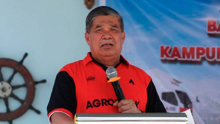 Menteri Pertanian dan Keterjaminan Makanan Datuk Seri Mohamad Sabu berucap pada Majlis Pelancaran Kampung Angkat MADANI di Kampung Pantai Mek Mas hari ini. - BERNAMA