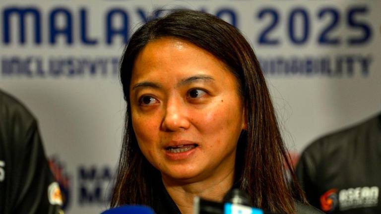 Menteri Belia dan Sukan, Hannah Yeoh, bercakap kepada media pada Majlis Penutupan Program Pemaju Jurulatih Pusat Kecemerlangan ASEAN bagi Kejurulatihan Sukan 2025 yang diadakan di hotel hari ini - fotoBERNAMA