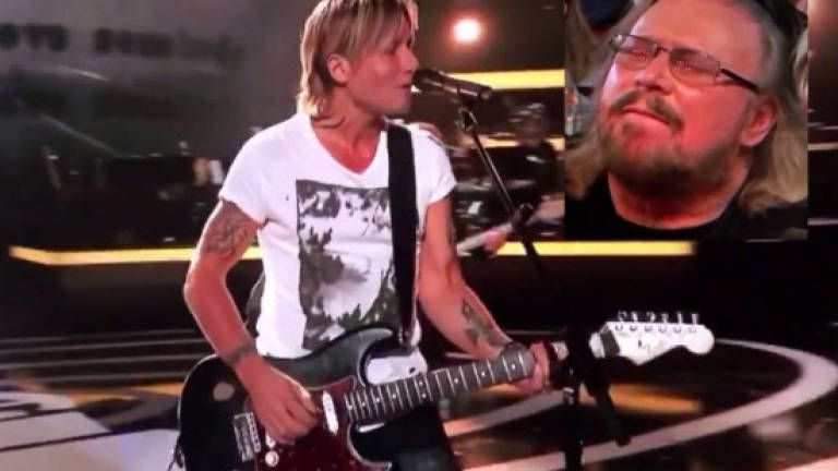 (Video) Kieth Urban sings Bee Gees song, moves Barry Gibbs to tears