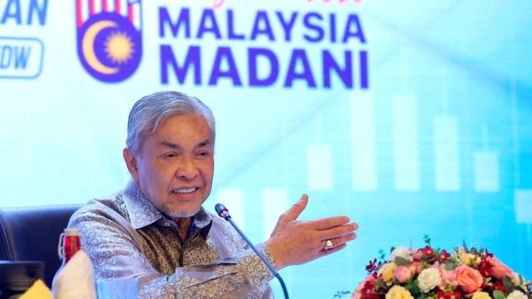 Timbalan Perdana Menteri merangkap Menteri Kemajuan Desa dan Wilayah (KKDW), Datuk Seri Dr Ahmad Zahid Hamidi (tengah), bercakap pada Sesi Dialog Belanjawan 2025 KKDW bersama pihak berkepentingan peringkat negeri di Kementerian Kemajuan Desa dan Wilayah (KKDW), hari ini - fotoBERNAMA