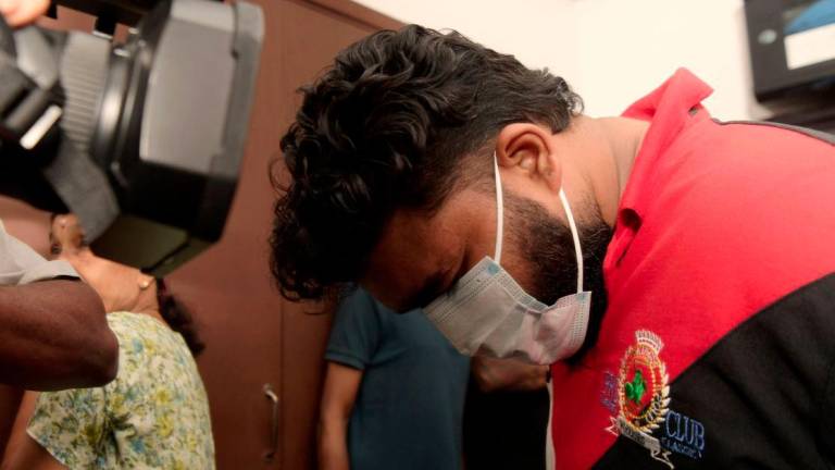 Seorang pemandu lori dihadapkan ke Mahkamah Majistret di sini hari ini atas pertuduhan membunuh seorang lelaki di lorong tepi sebuah bangunan hotel di Jalan Horley, di sini pada 27 Ogos lepas. - fotoBERNAMA