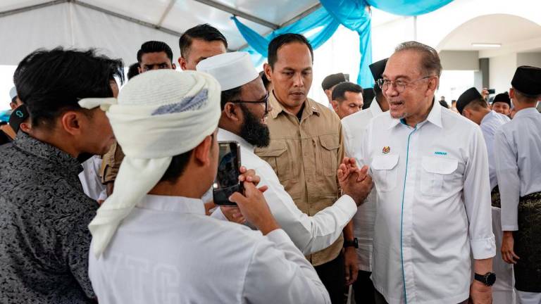 Perdana Menteri Datuk Seri Anwar Ibrahim beramah mesra bersama para tetamu pada program Kenduri Rakyat bersama Warga Institusi Pendidikan Islam Negeri Perak di Sekolah Menengah Tahfiz Darul Ridzuan hari ini. - BERNAMA