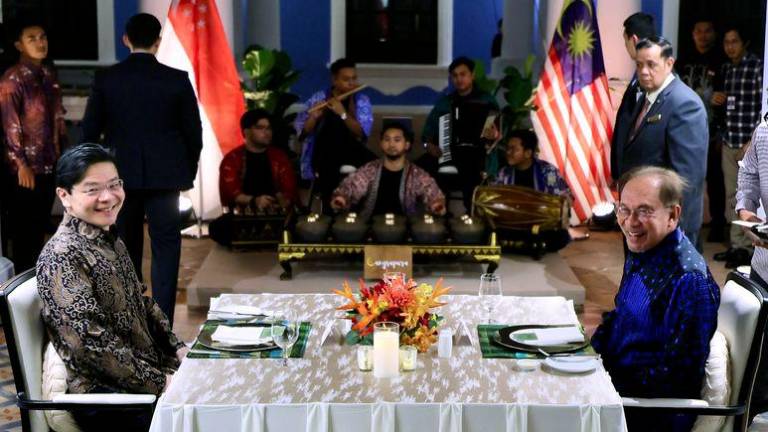 Perdana Menteri Datuk Seri Anwar Ibrahim bersama Perdana Menteri Singapura Lawrence Wong semasa Majlis Makan Malam sempena lawatan rasmi Perdana Menteri Singapura ke Malaysia di Rumah Tangsi malam Januari 6- fotoBERNAMA