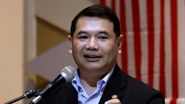 Menteri Ekonomi Rafizi Ramli berucap pada Majlis Penyerahan Geran di bawah Program Inisiatif Pendapatan Rakyat (IPR) dan Sesi Town Hall bersama Kepimpinan Mahasiswa Universiti Teknologi MARA (UiTM) Cawangan Selangor di Kampus Puncak Alam hari ini - BERNAMA