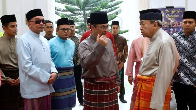 Sultan Selangor Sultan Sharafuddin Idris Shah (dua, kanan) berangkat pada Majlis Berbuka Puasa dan Penyampaian Sumbangan Hari Raya 1445H di Masjid Tengku Ampuan Jemaah Bukit Jelutong hari ini/BERNAMAPix