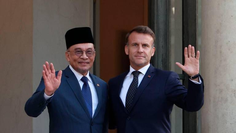 Perdana Menteri Datuk Seri Anwar Ibrahim (kiri) bersama Presiden Perancis Emmanuel Macron di Istana Elysee hari ini- BERNAMA