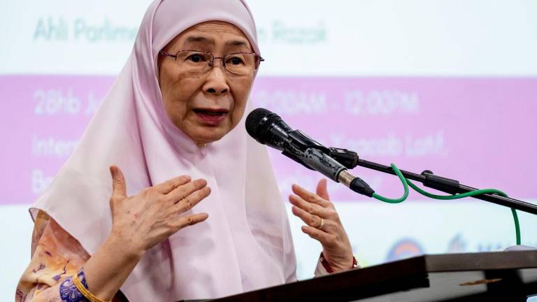 Isteri Perdana Menteri yang juga Ahli Parlimen Bandar Tun Razak, Datuk Seri Dr Wan Azizah Wan Ismail berucap pada Majlis Meraikan Kecemerlangan Pelajar Sijil Pelajaran Malaysia (SPM) di bawah Program Tuisyen Percuma - Geran Komuniti K2K di IYC Jalan Yaacob Latif hari ini. - fotoBERNAMA