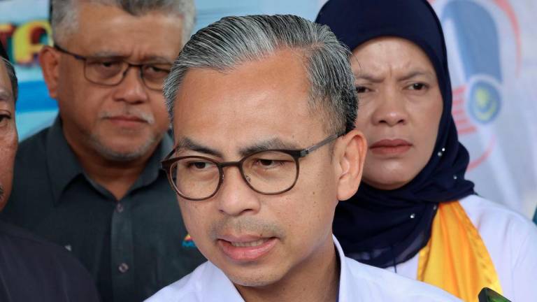 Menteri Komunikasi Datuk Fahmi Fadzil ketika sidang media selepas mengadakan perjumpaan dengan komuniti Kampung Cocos hari ini. - BERNAMA