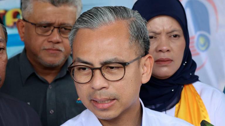 Menteri Komunikasi Datuk Fahmi Fadzil ketika sidang media selepas mengadakan perjumpaan dengan komuniti Kampung Cocos hari ini -fotoBERNAMA