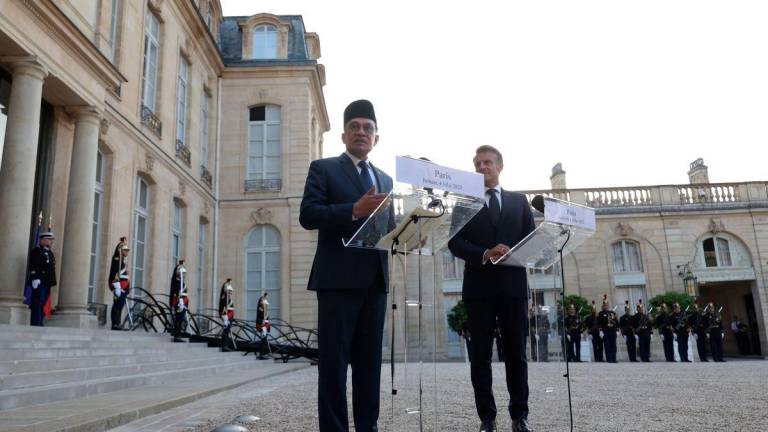 Perdana Menteri Datuk Seri Anwar Ibrahim (kiri) menghadiri sidang media bersama Presiden Perancis Emmanuel Macron di Istana Elysee hari ini - BERNAMA