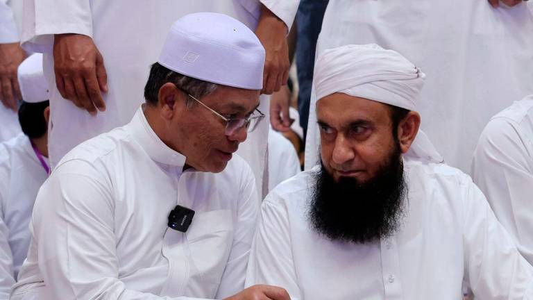 Menteri di Jabatan Perdana Menteri (Hal Ehwal Agama) Datuk Dr Mohd Na’im Mokhtar (kiri) beramah mesra bersama Pendakwah Bebas dari Pakistan Maulana Tariq Jamil pada Program Malaysia Bermunajat 2025 di Masjid Putra semalam- BERNAMA