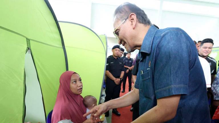 Menteri Kesihatan, Datuk Seri Dr. Dzulkefly Ahmad ketika melakukan lawatan ke Pusat Penempatan Sementara (PPS) Keramat Putatan hari ini. - BERNAMA