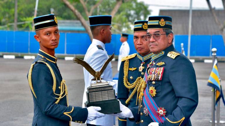 Panglima Tentera Udara, Jen Tan Sri Mohd Asghar Khan Goriman Khan (kanan) menyampaikan Piala Panglima Tentera Udara (Pelatih Terbaik Keseluruhan Sayap Kaku) kepada Lt Muhammad Irfan Salmi TUDM (kiri) pada Upacara Perbarisan Penyampaian Sayap Penerbangan Kursus Asas Penerbangan Siri 86/24 dan Kursus Asas Penerbangan Helikopter Siri 66/24 di Kolej Tentera Udara hari ini. - fotoBERNAMA