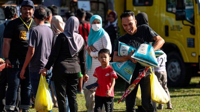 Gelagat pengunjung yang hadir membeli barangan makanan asas pada Program Jualan Termurah MADANI di Padang Taman Klebang Restu / fotoBERNAMA