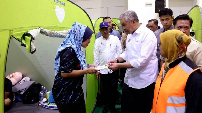 Gambar Hiasan Sahaja: Timbalan Perdana Menteri Datuk Seri Ahmad Zahid Hamidi menyantuni mangsa banjir di Pusat Penempatan Sementara (PPS) Keramat Putatan, semalam -fotoBERNAMA