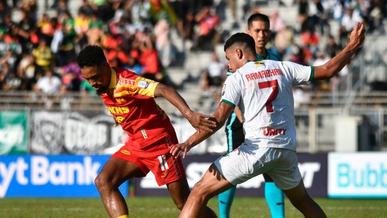 Pemain Selangor FC Alvin Mateus Fortes diasak pemain Kuching City FC Muhammad Ramadhan Saifullah Usman pada perlawanan Liga Super di Stadium Negeri, hari ini. Keputusan penuh perlawanan Kuching City FC 1-0 Selangor FC - fotoBERNAMA