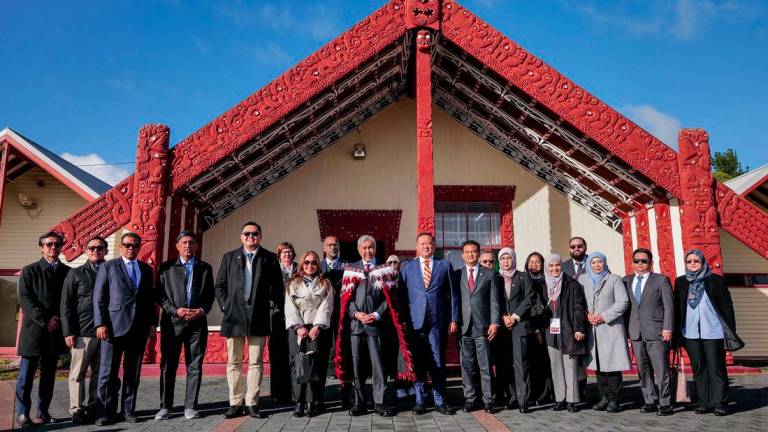 Timbalan Perdana Menteri Datuk Seri Dr Ahmad Zahid Hamidi bersama delegasi melawat perkampungan budaya Whakarewarewa Living Maori Village di sini hari ini. - fotoBERNAMA