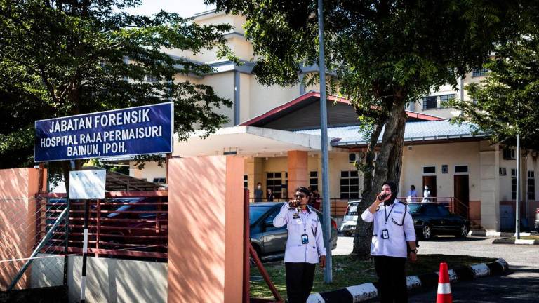 Pengawal keselamatan menunggu jenazah mangsa kemalangan pelajar Universiti Pendidikan Sultan Idris (UPSI) yang akan dibawa ke Jabatan Forensik Hospital Raja Permaisuri Bainun hari ini. fotoBERNAMA