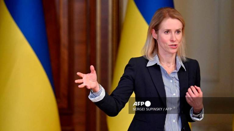 Perwakilan Tinggi Kesatuan Eropah bagi Hal Ehwal Luar dan Dasar Keselamatan, Kaja Kallas, membuat isyarat semasa sidang media bersama selepas mengadakan perbincangan dengan presiden Ukraine di Kyiv pada 13 Oktober 2025, di tengah-tengah pencerobohan Rusia ke atas Ukraine. - AFP