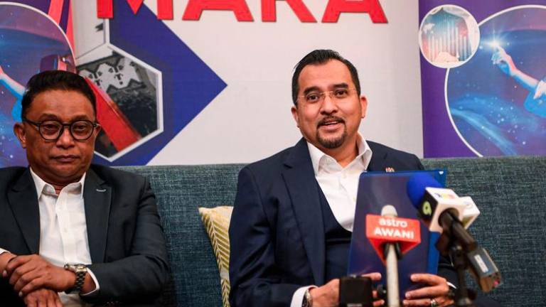 Pengerusi Majlis Amanah Rakyat (MARA), Datuk Dr Asyraf Wajdi Dusuki (kanan) bercakap kepada media selepas majlis MARA Integrated Accounting Conference (MiCA) hari ini. - fotoBERNAMA