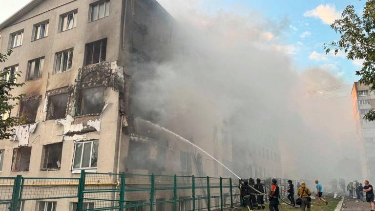 Firefighters work at the site of an apartment building hit by a Russian drone strike, amid Russia’s attack on Ukraine, in Kharkiv, Ukraine August 18, 2025. REUTERS/Vitalii Hnidyi