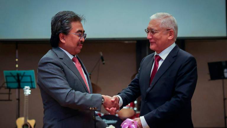 Menteri Perladangan dan Komoditi Datuk Seri Johari Abdul Ghani (kiri) bersalaman dengan Duta Besar Rusia ke Malaysia, Naiyl M. Latypov selepas memotong kek pada Majlis Sambutan Hari Kebangsaan Rusia di sebuah hotel di ibu negara malam ini. fotoBERNAMA (2025)