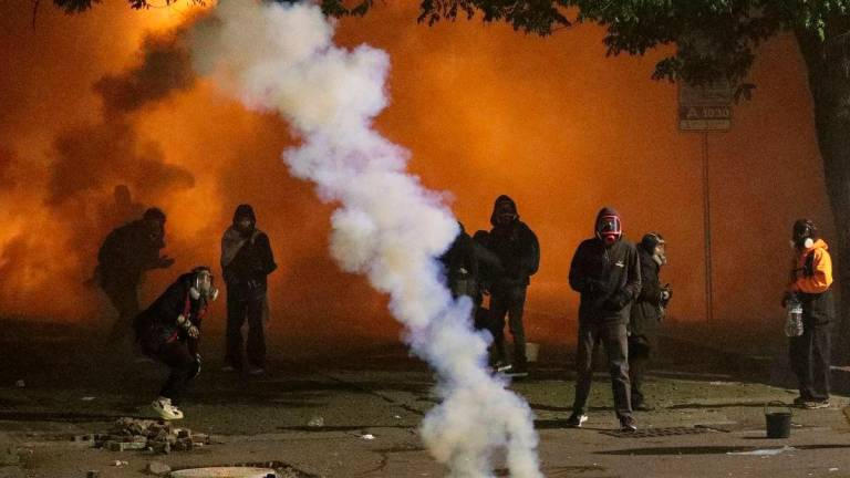 Protesters react to tear gas during an opposition rally on the day of local elections in Tbilisi, Georgia October 4, 2025. REUTERS/Irakli Gedenidze