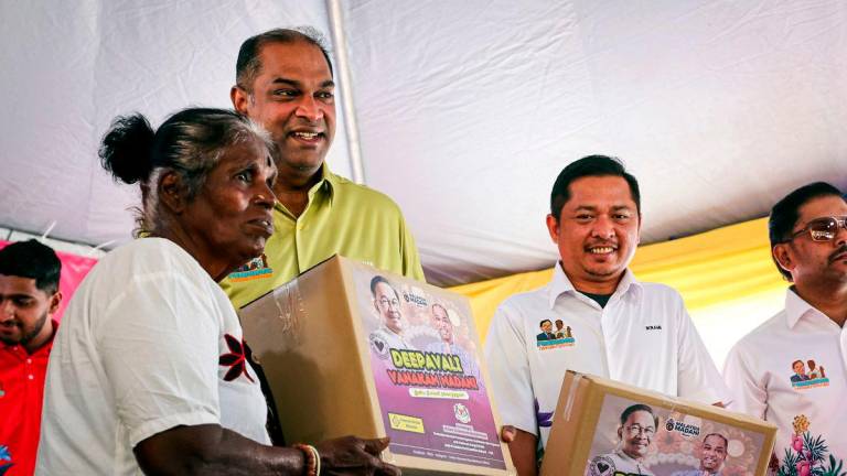 Timbalan Menteri Pembangunan Usahawan dan Koperasi, Datuk Seri R Ramanan (dua, kiri) menyampaikan sumbangan Bakul Kasih kepada penerima pada program sumbangan Deepavali Vanakam MADANI hari ini-fotoBERNAMA (