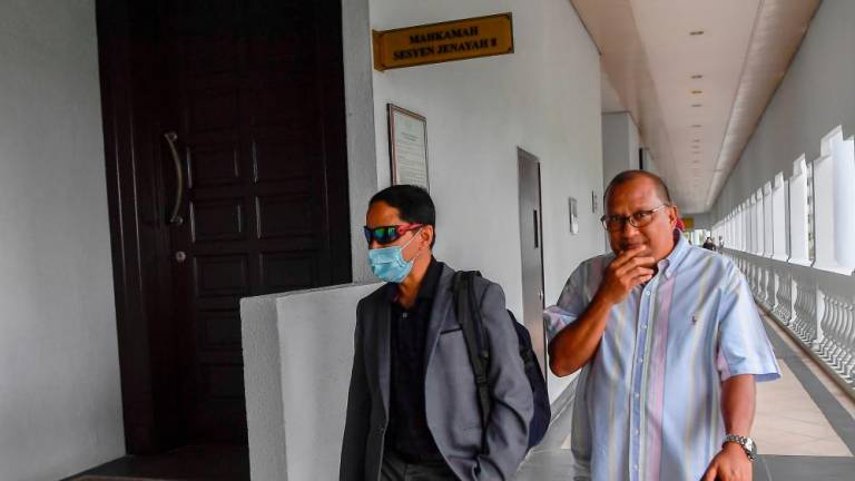 Bekas pengurus besar Syarikat Pelaburan Hartanah Berhad (PHB) Khairul Anuar Abd Samad, 49, (kiri) didenda RM30,000 oleh Mahkamah Sesyen di sini hari ini atas pertuduhan bersubahat menipu syarikat itu bagi meluluskan pembayaran tuntutan RM708,000 berhubung projek pembinaan Mayang Mall di Terengganu/BERNAMAPix